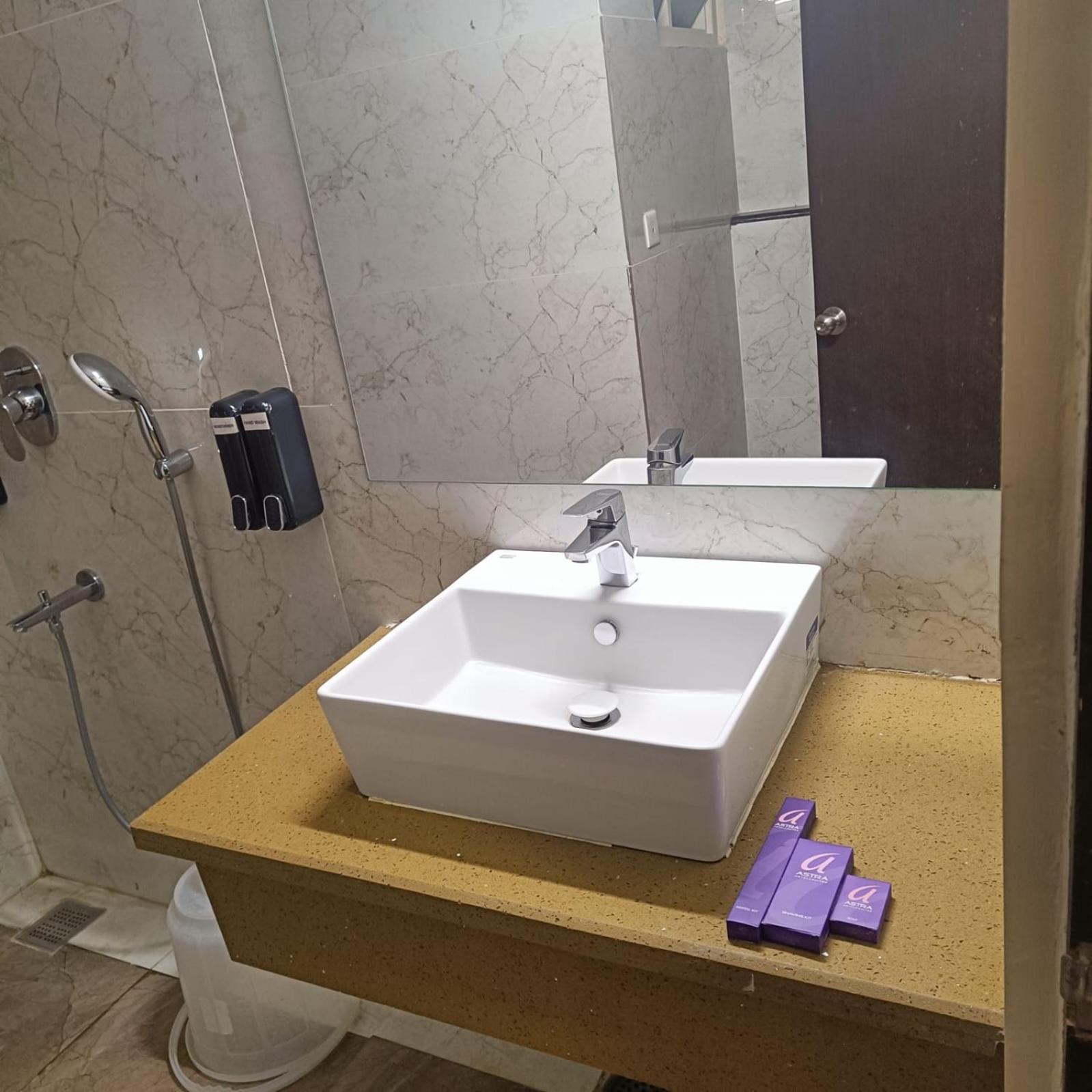 Astra Hotels & Suites Whitefield Near To Nallurahalli Metro Station And Ktpo Бангалор Экстерьер фото
